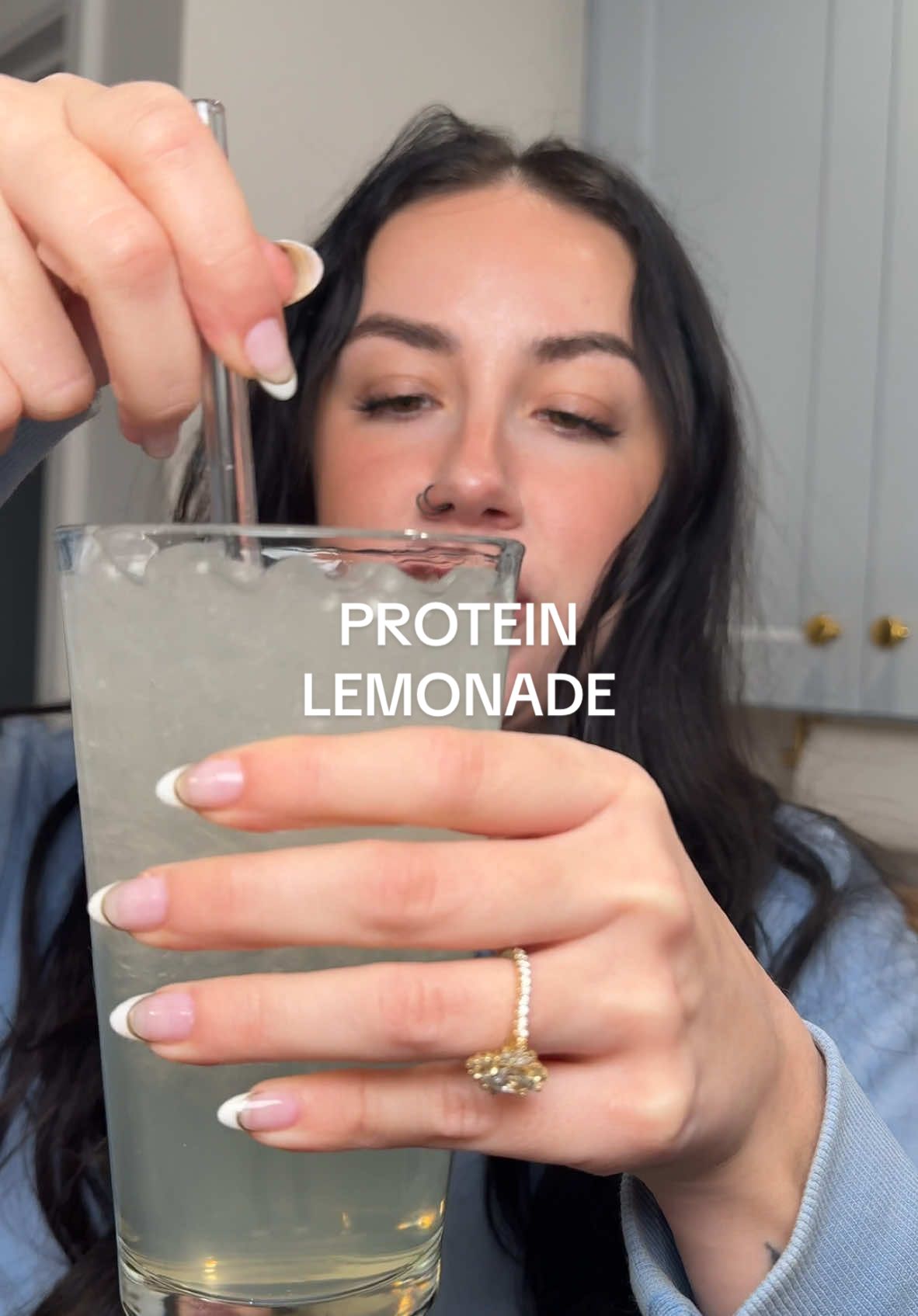 20 g of protein, 80 cals, 0 sugar! let’s get hot!! 🍋☀️ #proteinlemonade #clearprotein #wheyprotein #proteingoals #proteindrink #proteinhack 
