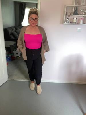 @MOOSLOVER 🩷pink shorts bodysuit, balloon cardigan, paired with comfy boots and cargos ✌🏽🙋🏼‍♀️ #boots #cargos #bodysuit #mooslover #freshfinds 