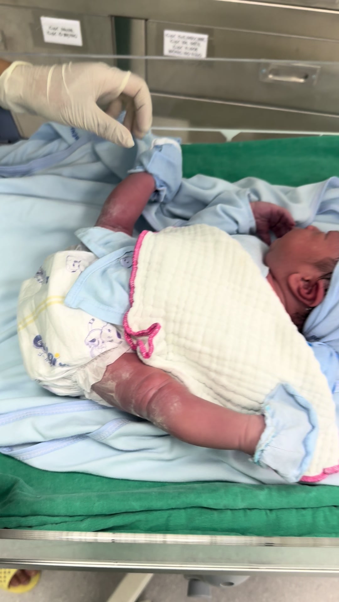 Tư thế gì đây ạ???#sosinh #newborn#bssang chị ơi nước xuối e gửi thằng xuân tầng 8 tí nó mang ra nhe