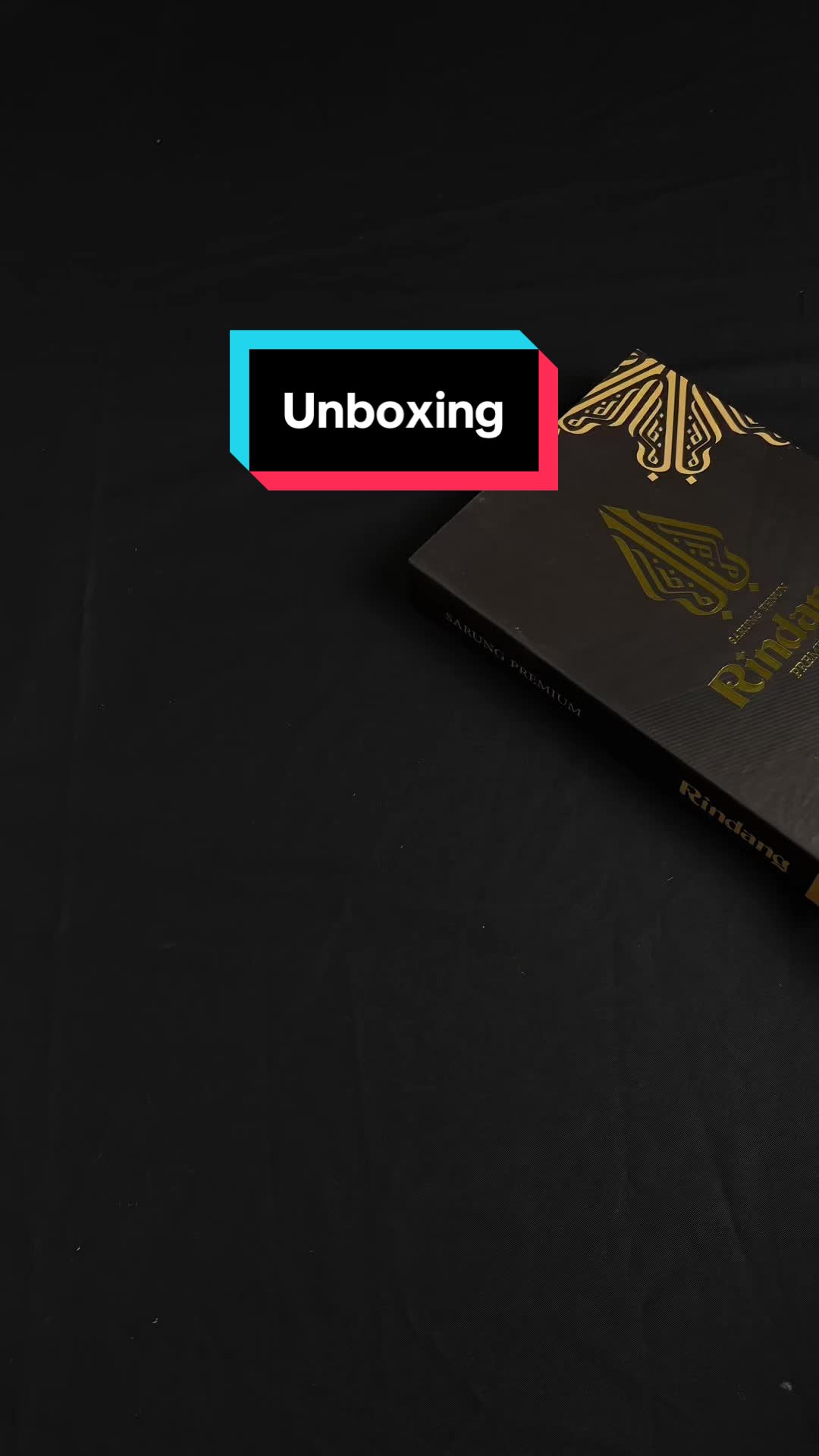 Waktunya unboxing nih! 🔥 Ini dia Sarung rindang PRM G-4 ready stok! Warna soft, motif keren, nyaman di pakai dan nyaman di kantong 🙏🏻😊 #babagaf #babagrosir #sarungrindang #promoguncang66 #wibgajian 