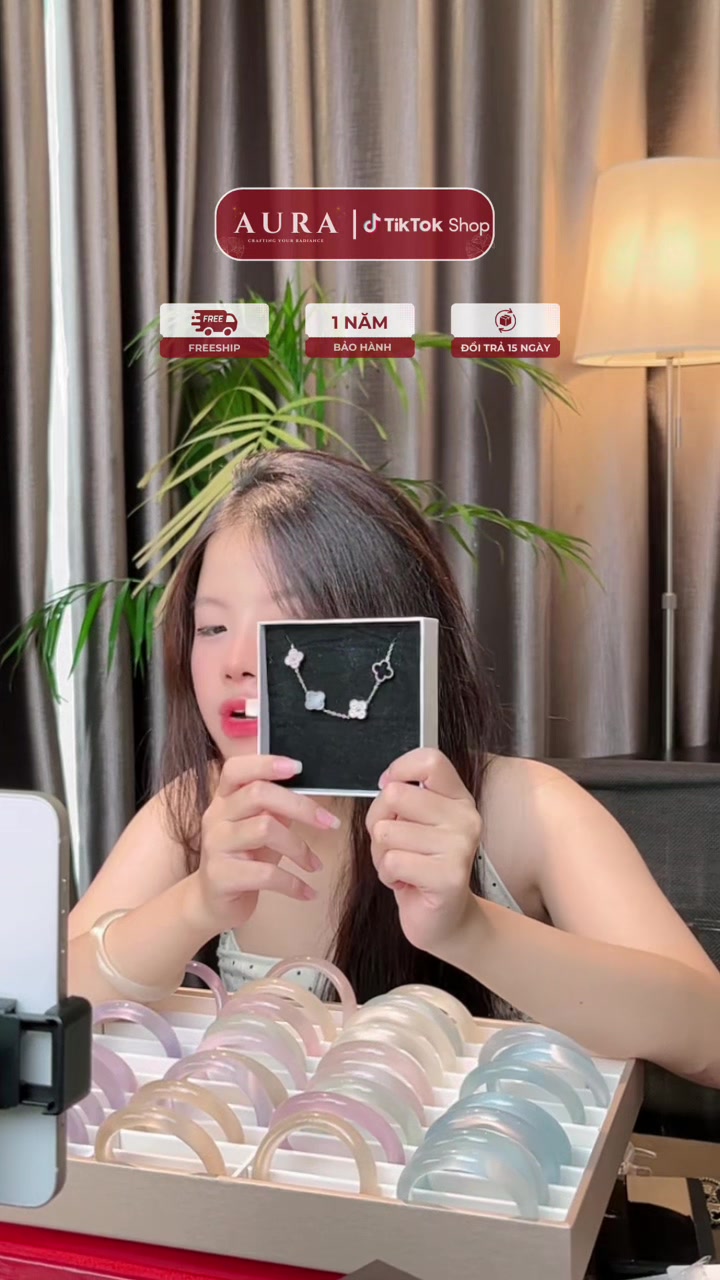 Nhấp vào live săn deal cùng em Huyền nhé các chị ơi ✨ #fypシ #aurastore #beauty #xuhuongtiktok #daychuyen #trangsuc #trending #CapCut #foryou #tiktokviral #vongtay #xuhuong #phukienthoitrang #daychuyennu 