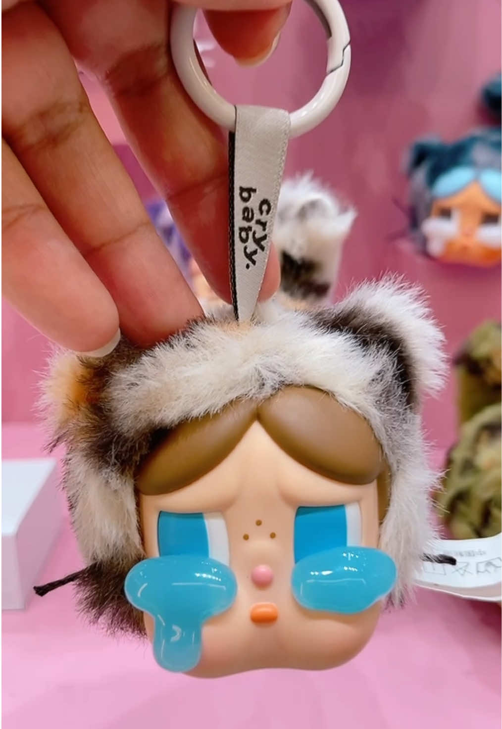 💖✨ ตกหลุมรักน้อง Crybaby แมวเต็มๆ! 😻 ขนนุ่มนิ่ม สีสันสดใส น่ารักจนใจเจ็บ! น้องฮอตจน Sold Out ไปแล้ว! 😭 เพื่อนๆที่ไม่อยากพลาดคอลน่ารักแบบกดติดตามช่องนี้ไว้เลยค่า! มีของแรร์มาอวดอีกเพียบ!  #crybaby #popmart #พวงกุญแจแมว  #ของมันต้องมี #ของสะสมpopmart  #tiktokป้ายยา #ติดเทรนด์วันนี้ #popmartthailand #arttoy #blindbox #crybaby #wildbutcutie  @นุกนิกพาจุ่ม👑🌈🍭  @นุกนิกพาจุ่ม👑🌈🍭  @นุกนิกพาจุ่ม👑🌈🍭 