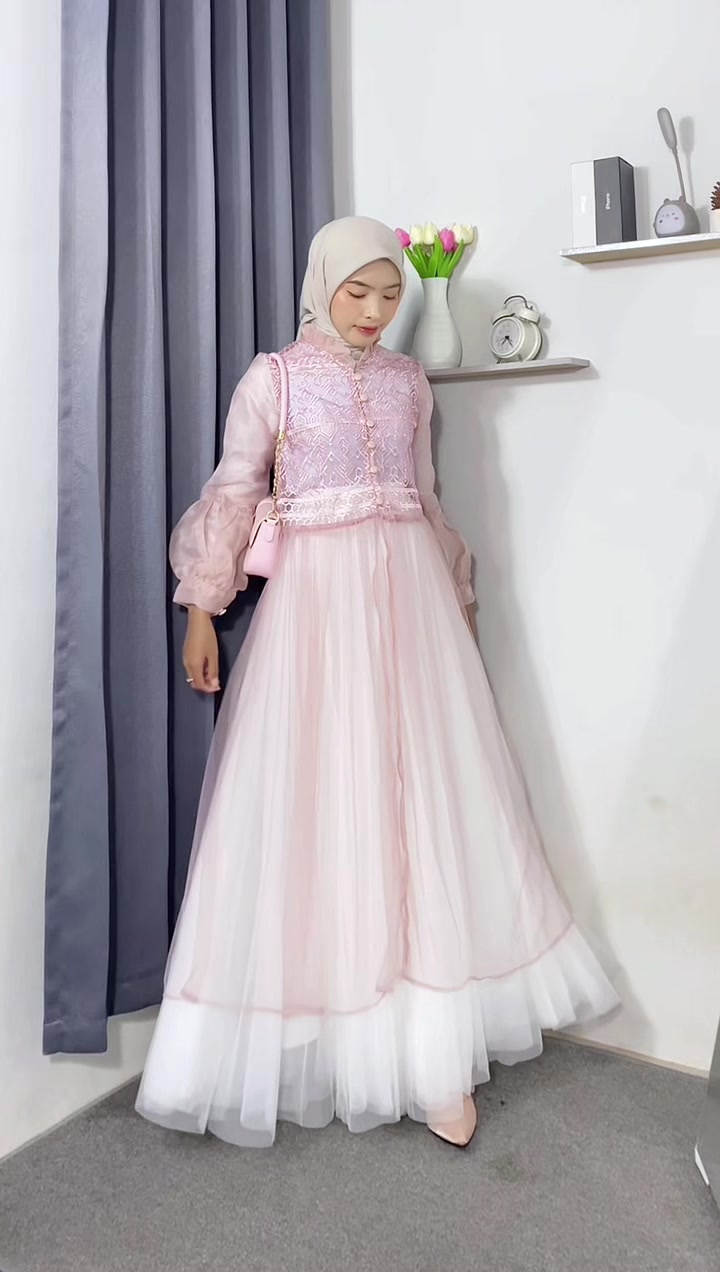 Roknya cantik bgt😍🤍#lebaran2025 #lebaran #outfitlebaran #ootd #ootdfashion #outfit #outfitideas #outfitinspo #fashiontiktok 