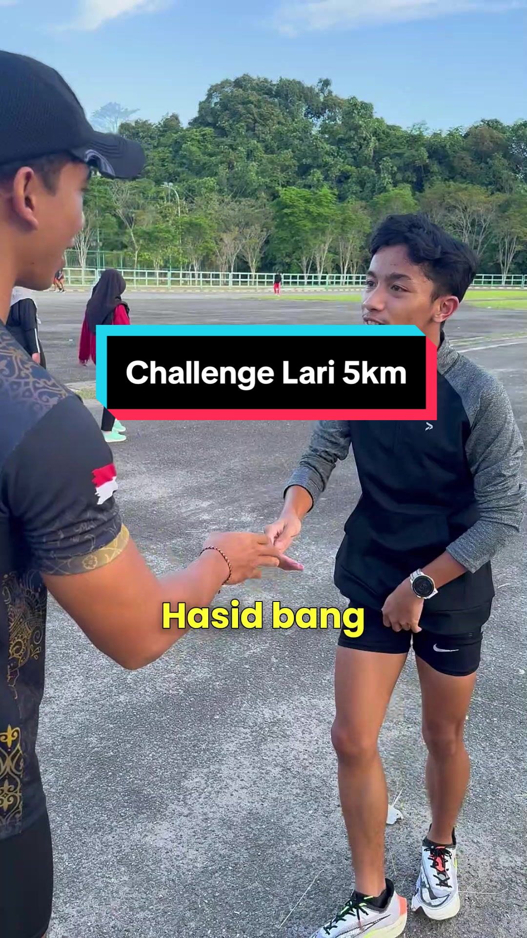 Dulu aku pernah random review sepatunya waktu itu larinya ga kenceng” amat dan sekarang dia udah kenceng banget, percaya proses itu ada temab-teman, bangga banget dan dia menang challenge dari aku.