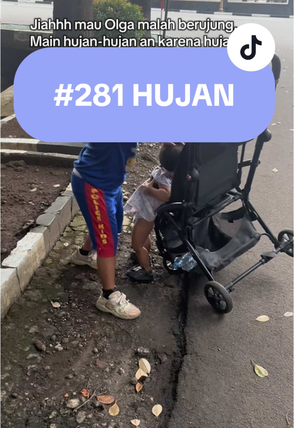 Bagian 281| dorong stroller Shorsa ampe mo jatuh eh ampe rumah malah hujan2 an ga jd Olga 😆
