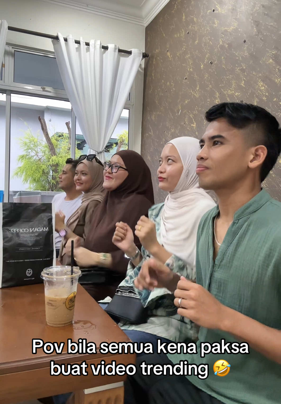 Terpaling hafal step eh muka semuorang tambah2 Pawiiiii 🤣 #syidamelvin #themelvins #mcoffee #caramelmacchiato #safawirasid #syifamelvin @M Coffee HQ @Syifa Melvin @SafawiR @melveenamelvinn @JeddaDrEpidural 