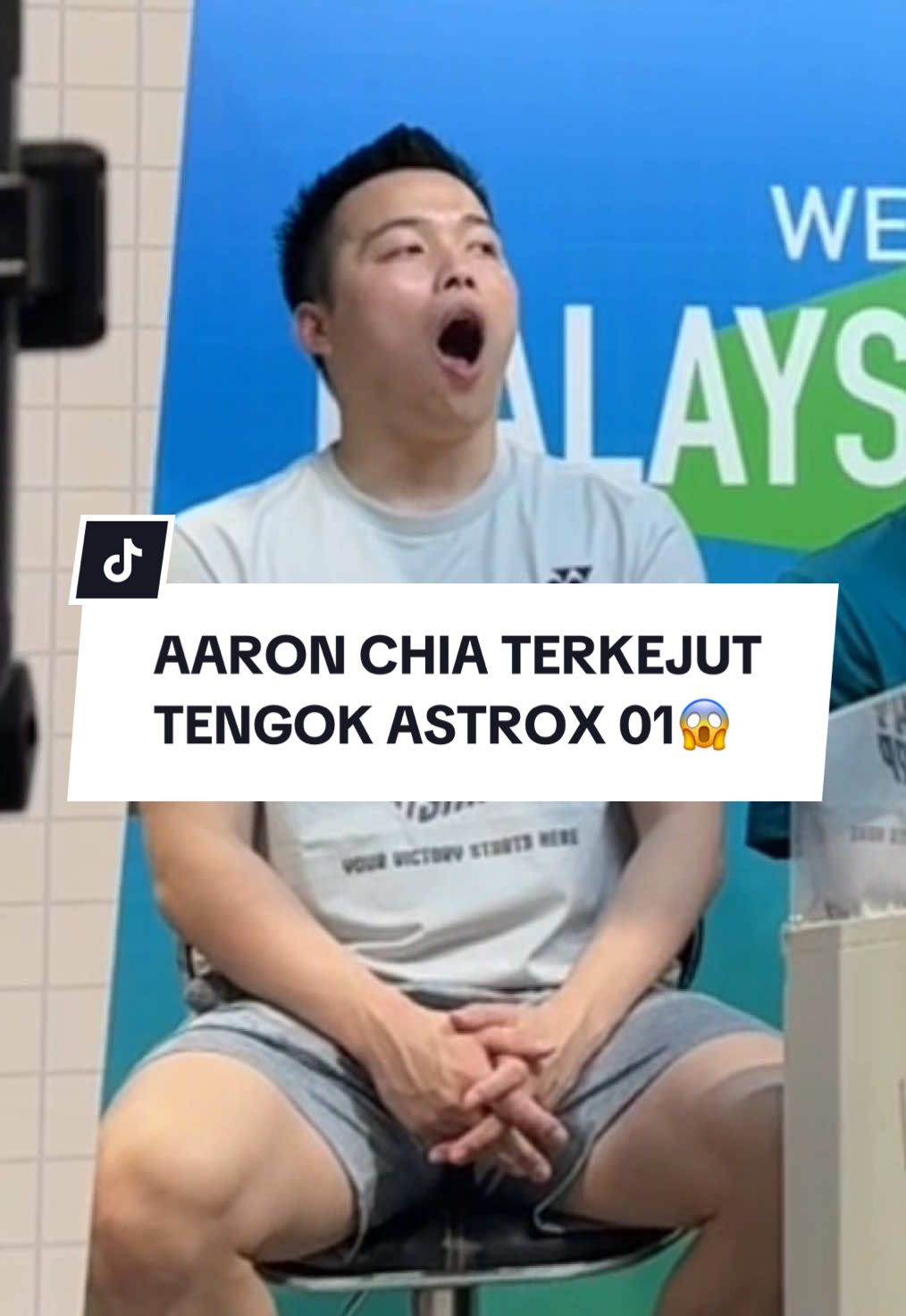 🏸 Kelebihan Yonex Astrox 01: 1.Mudah Digunakan – Sesuai untuk Pemula & Intermediate:- • Racket ini direka khas dengan berat ringan dan mudah dikawal, sangat sesuai untuk mereka yang baru mula bermain atau sedang naik tahap. 2.Teknologi Rotational Generator System (RGS) •Teknologi ini bantu imbangi berat pada kepala, shaft dan grip untuk kawalan yang lebih baik semasa bertukar dari serangan ke bertahan — lebih lancar dan stabil. 3.Head Heavy Balance – Smash Padu!🏸 •Dengan reka bentuk kepala yang berat, ia memberi kuasa tambahan untuk smash dan pukulan menyerang. Tapi masih selesa untuk kawalan. 4.Material Berkualiti –Tahan Lasak •Diperbuat daripada grafit  berkualiti tinggi, Astrox 01 tahan lama dan kukuh walaupun digunakan secara agresif. 5.Harga Mesra Poket •Antara model entry-level Astrox yang paling berbaloi — anda boleh dapat rasa teknologi Astrox pada harga lebih rendah. 6.Reka Bentuk Sporty & Menarik •Warna dan design yang moden dan garang, sesuai untuk tampil bergaya di gelanggang. #bfo #badmintonfactoryoutlet #yonex #badminton 