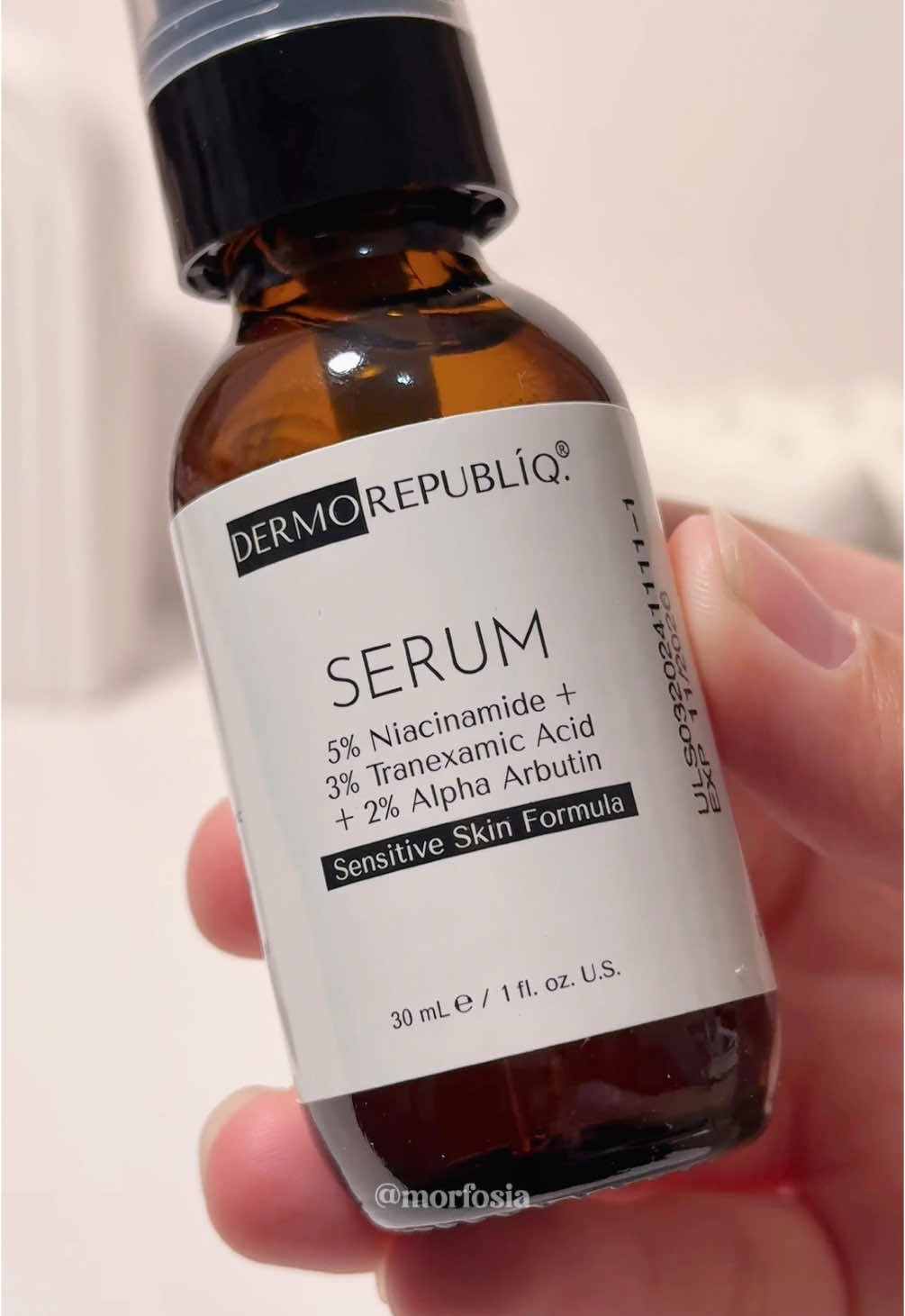 New @dermorepubliq brightening serum for sensitive skin 🫧 Contains superstar ingredients that can help target dullness, hyperpigmentation & acne marks ✨ 5% Niacinamide 3% Tranexamic Acid 2% Alpha Arbutin #deardermoholiday #dermorepubliq #dermorepubliqserum #dermorepublicniacinamide #acnemarks #hyperpigmentation #skincareph #whiteningserum 