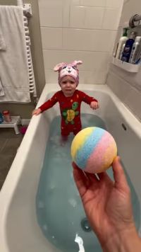 These bath bombs are made of all natural ingredients, they smellamazing and they have surprises inside! #bathbombs #easter#toy #easteregg #hatchingegg