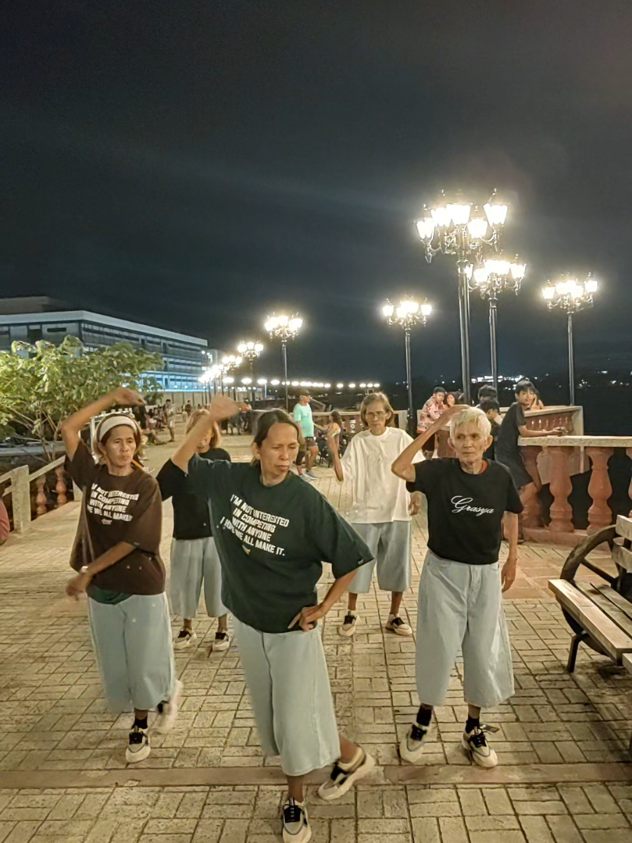 Strict parents noon bawal lumabas lalo pag gabi na kaya ngayon unli gala na kami.#strictparents #noon #sisters #goodvibes #rhodoralim792 #dancechallenge #ppop #fyp #foryou #foryoupage @Grasya Worldwide® 