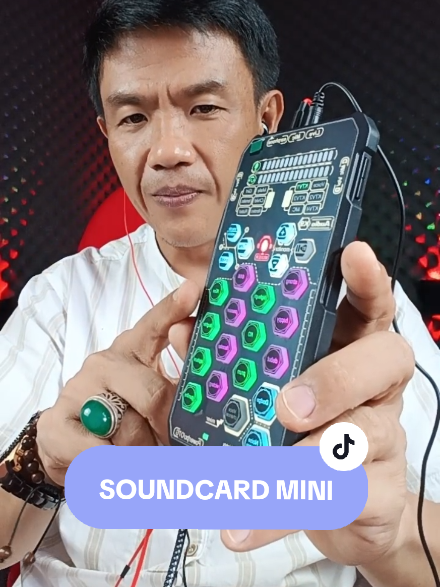 Rekomendasi soundcard mini SK9 Merupakan paket soundcard hanya sebesar ponsel kalian simpel dan mudah dibawa ke mana mana disediakan tas kecil sebagai tempat penyimpanan satu set lengkap tinggal pakai suaranya jernih dan lantang cocok untuk kalian yang suka live saat rekreasi atau saat beraktifitas untuk pembelian klik keranjang kuning di kiri bawah video ini #soundcardmini  #sk9  #alatlivestreaming 