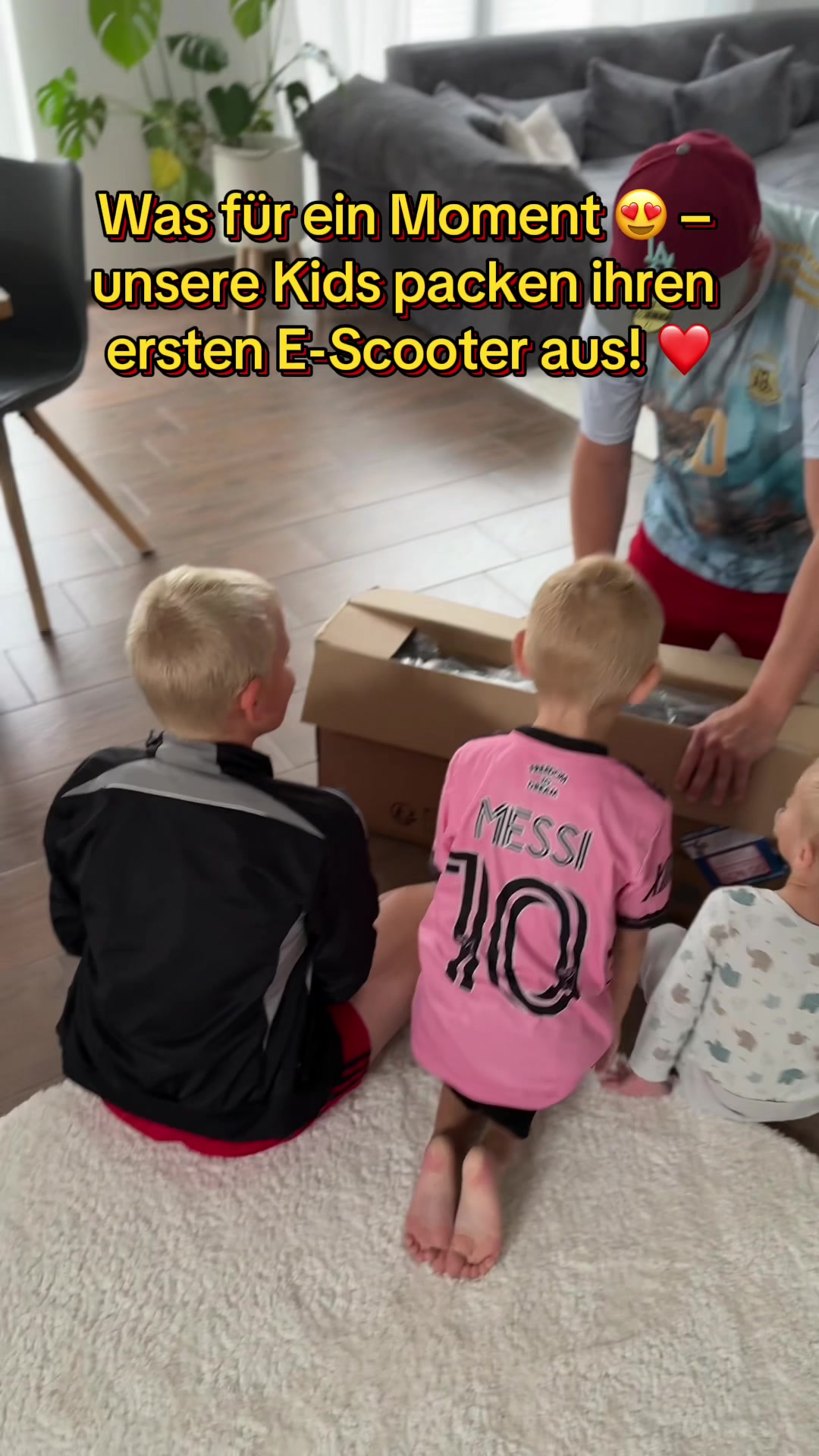Unsere Kids lieben ihren neuen E-Scooter! 😍 Der RCB R11 ist perfekt für kleine Entdecker – sicher, stylisch & leicht zu fahren. 🎁 Jetzt hier im Video verlinkt – ein richtig cooles Geschenk! #KinderEScooter #RCBR11 #Geschenkidee #ElternTipps #TikTokShopping #SpielzeugTest #ScooterFun 