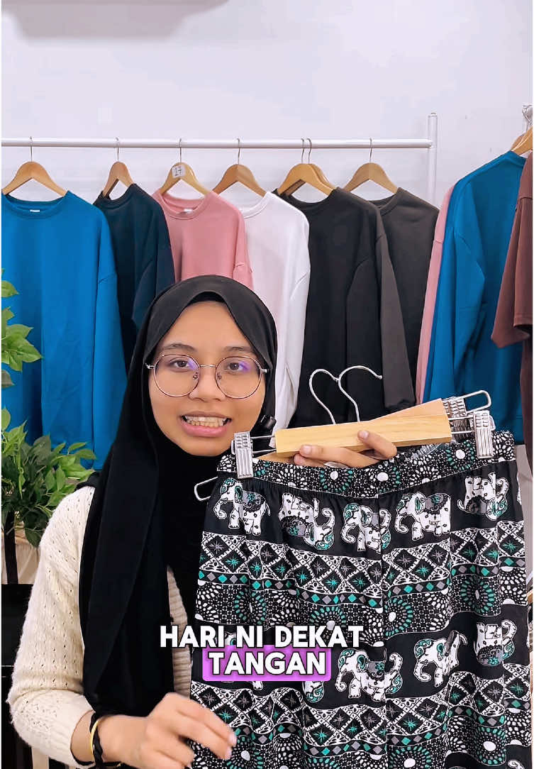 Tak perlu pilih antara selesa atau gaya. Dengan seluar kami, dua-dua dapat! Join live kami sekarang! #comfy #seluarmurah #fypシ゚ #fyppppppppppppppppppppppp 